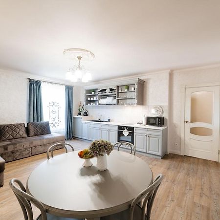 LUX apartment on Duhnovicha street .Free parking. Oezjhorod Buitenkant foto