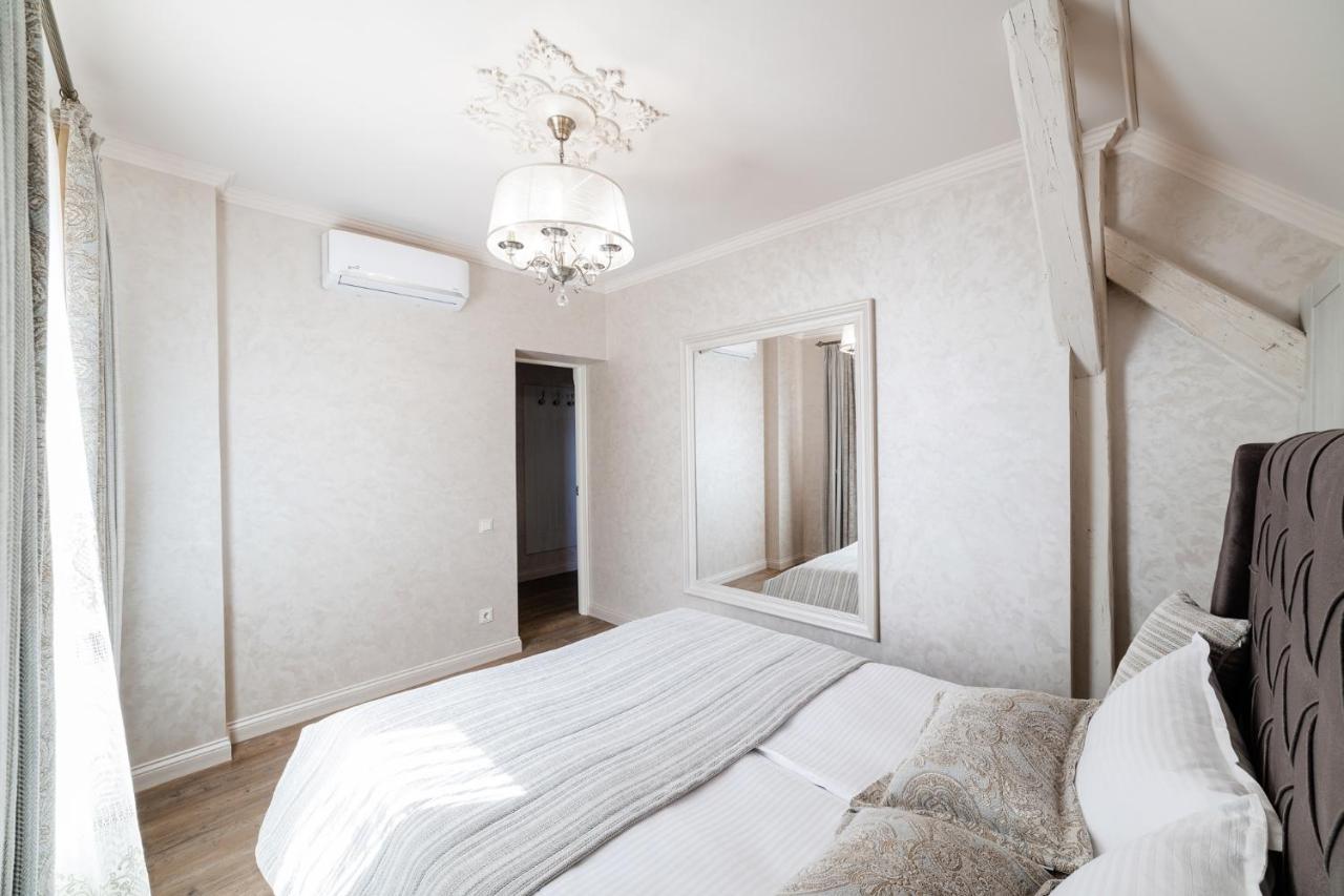 LUX apartment on Duhnovicha street .Free parking. Oezjhorod Buitenkant foto
