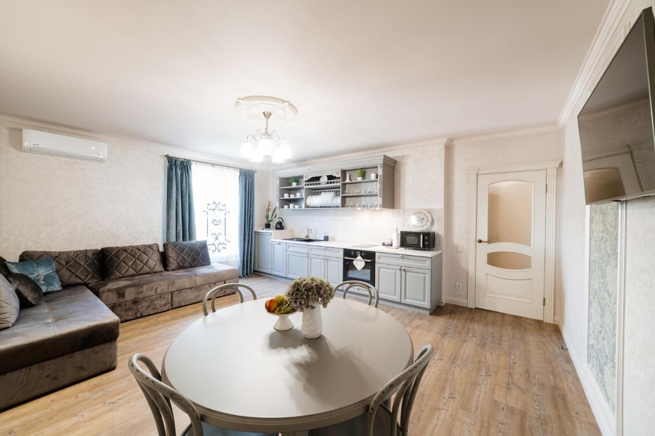 LUX apartment on Duhnovicha street .Free parking. Oezjhorod Buitenkant foto