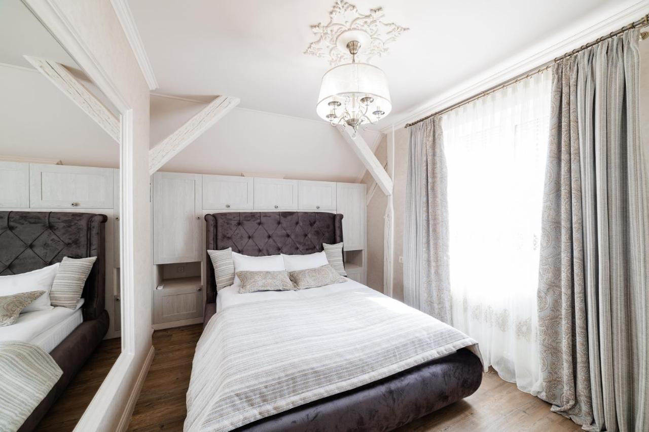LUX apartment on Duhnovicha street .Free parking. Oezjhorod Buitenkant foto