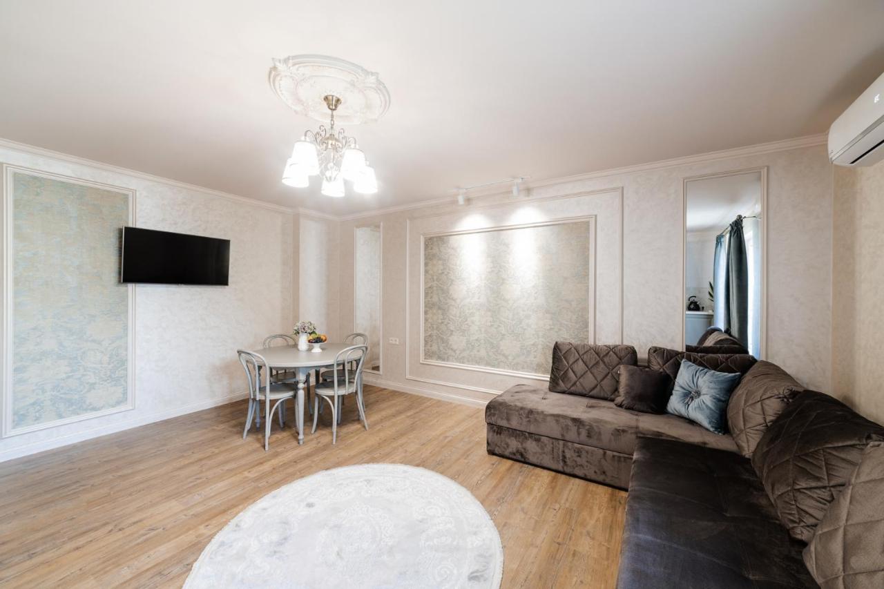 LUX apartment on Duhnovicha street .Free parking. Oezjhorod Buitenkant foto