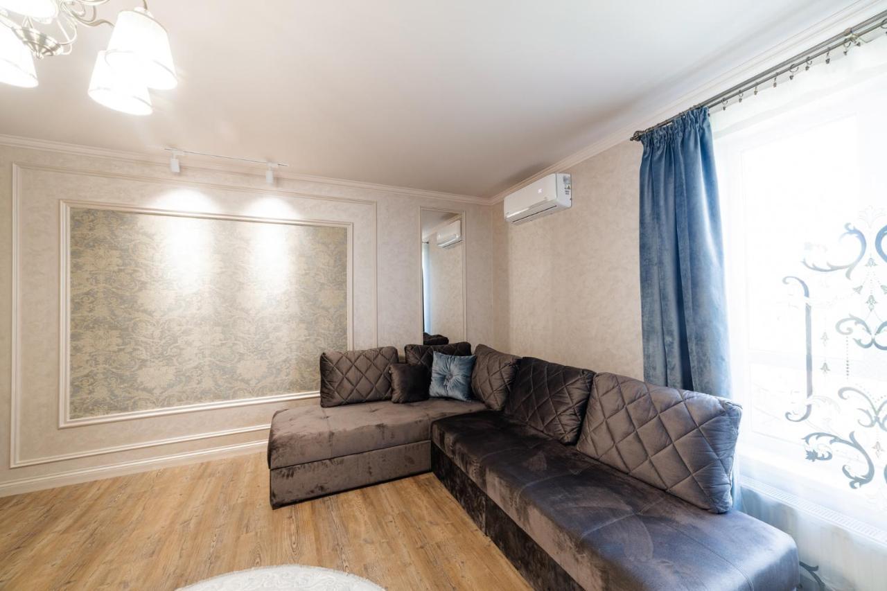 LUX apartment on Duhnovicha street .Free parking. Oezjhorod Buitenkant foto