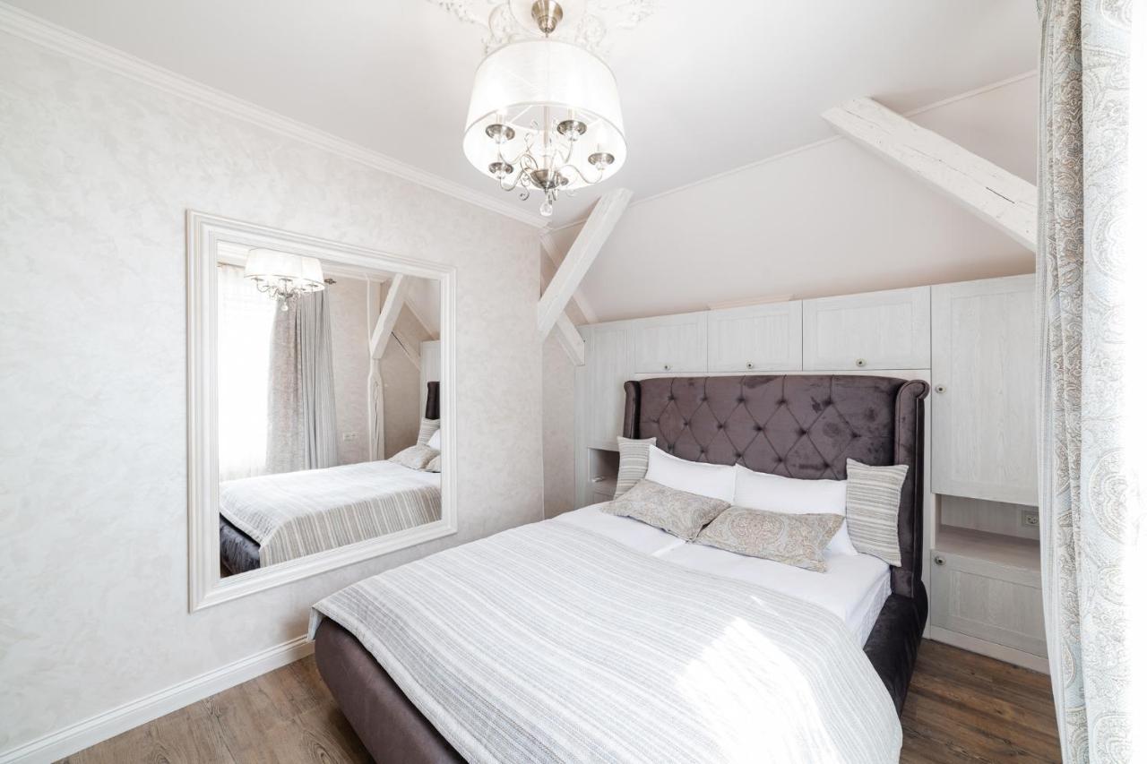 LUX apartment on Duhnovicha street .Free parking. Oezjhorod Buitenkant foto