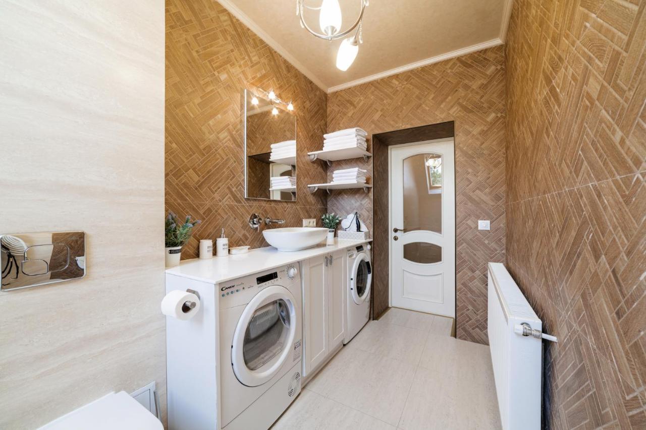 LUX apartment on Duhnovicha street .Free parking. Oezjhorod Buitenkant foto
