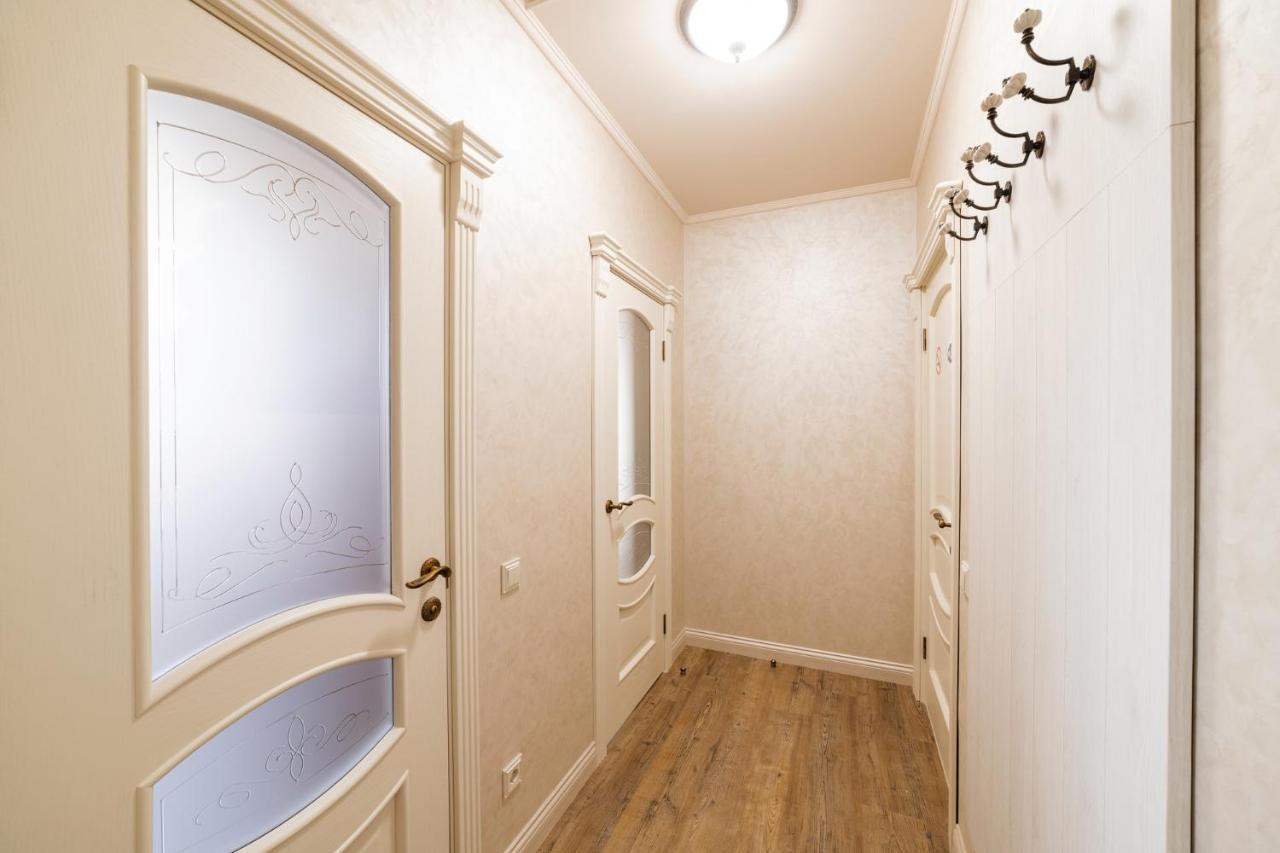 LUX apartment on Duhnovicha street .Free parking. Oezjhorod Buitenkant foto