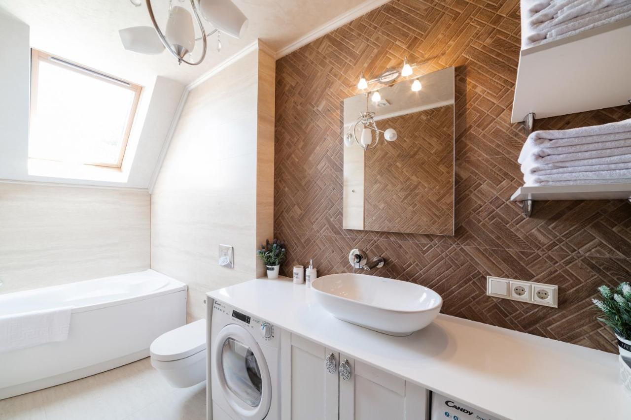LUX apartment on Duhnovicha street .Free parking. Oezjhorod Buitenkant foto