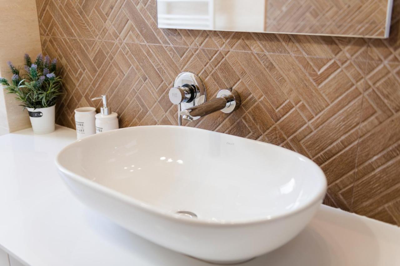 LUX apartment on Duhnovicha street .Free parking. Oezjhorod Buitenkant foto