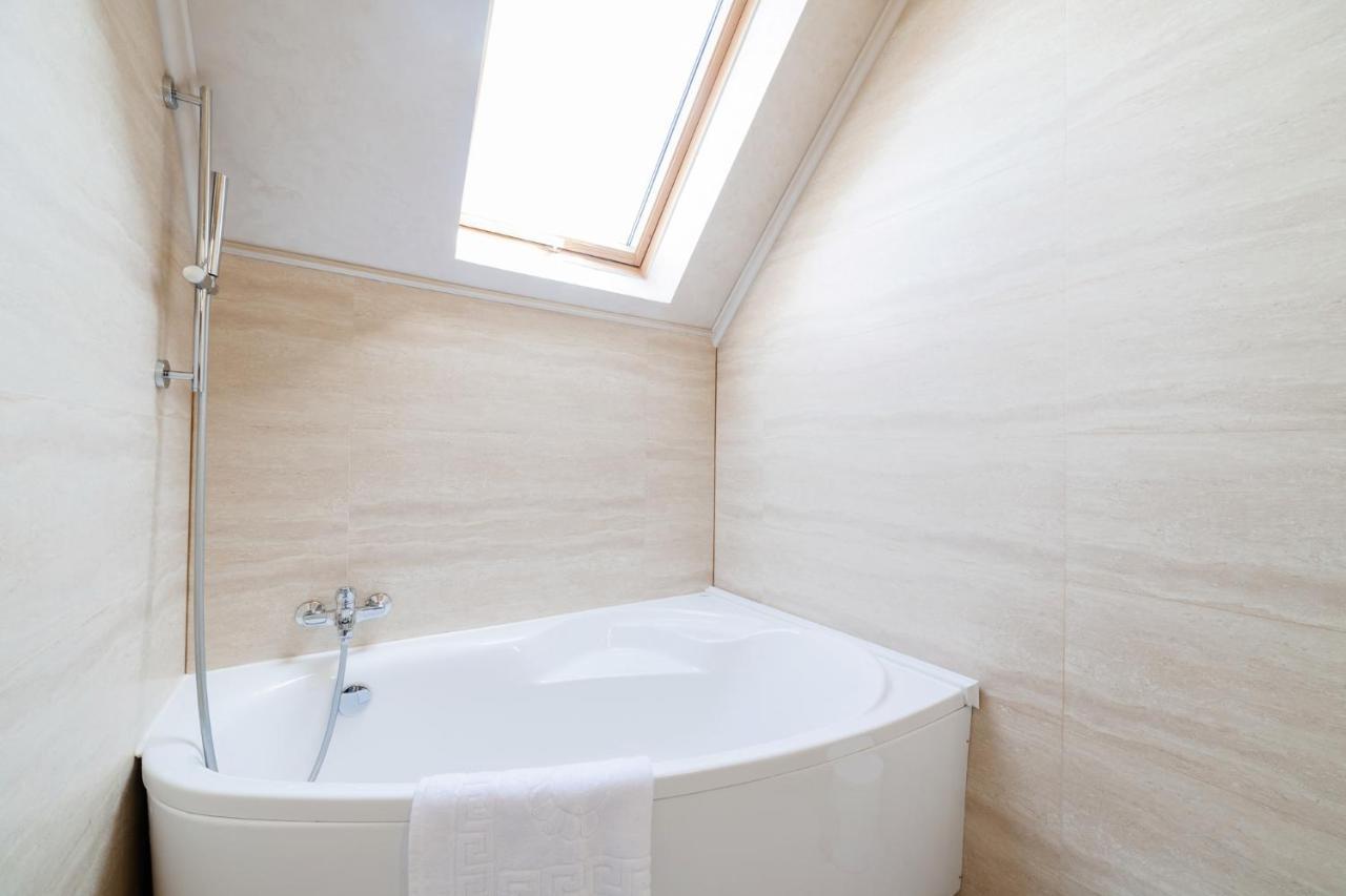 LUX apartment on Duhnovicha street .Free parking. Oezjhorod Buitenkant foto