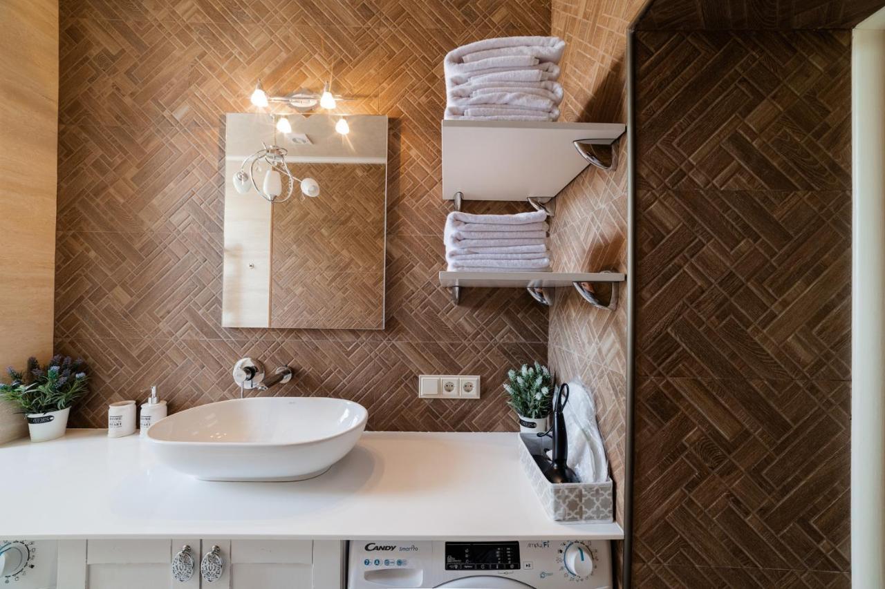 LUX apartment on Duhnovicha street .Free parking. Oezjhorod Buitenkant foto
